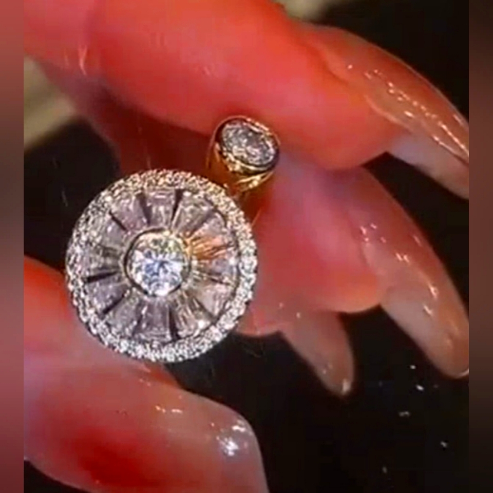 1004e - Exquisite Ring